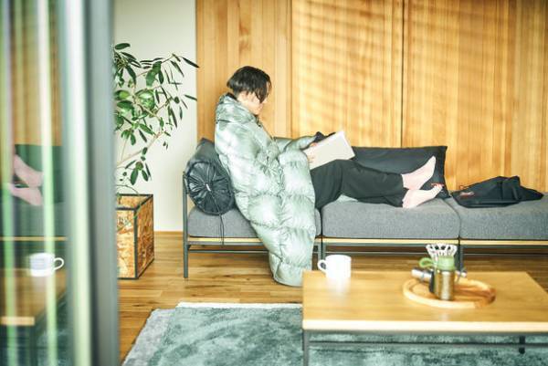 早期予約特典あり！ナンガのブランケットをクッションにした、アウトドアテイストなソファを発表