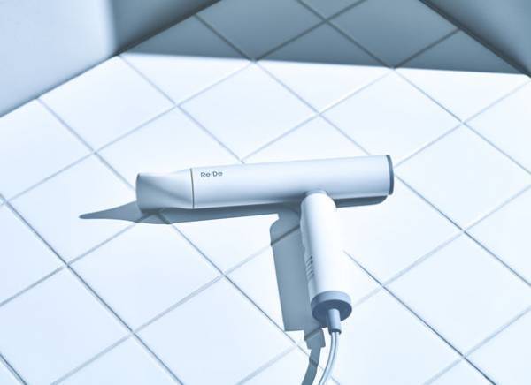 業界最高クラスの風量3.6m3(立方メートル)/分で、たった255g。圧倒的な風と軽さが毎日の髪を美しくする「Re・De Hairdry」12月16日(金)より発売