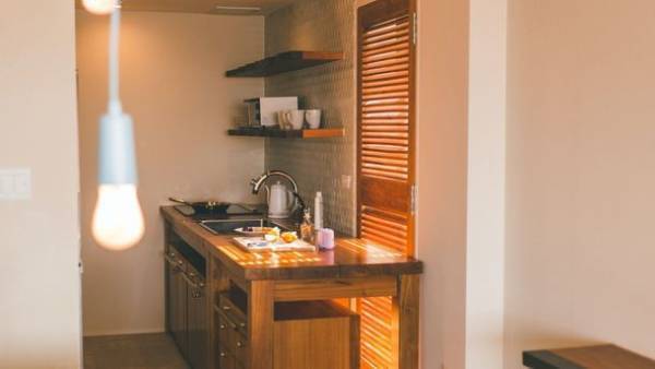 コンドミニアムホテル「BLUE STEAK WONDER」、沖縄・読谷村で生まれた新たなリゾート楽器「サンレレ」を体験できる「サンレレルーム」期間限定オープン　～12月28日(水)～2023年8月30日(水)「サンレレの日」まで～