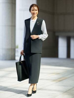 笹川友里さんが着こなす、プラステの“春のセレモニー”。卒入園からオフィスカジュアルまで着回せる多彩なスタイルを12月16日(金)から公式オンラインストアで公開。