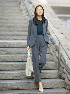 笹川友里さんが着こなす、プラステの“春のセレモニー”。卒入園からオフィスカジュアルまで着回せる多彩なスタイルを12月16日(金)から公式オンラインストアで公開。