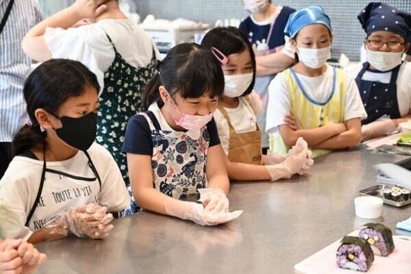 12月24日(土)横浜で「サンタクロース」の絵巻き寿司を巻くクリスマス親子体験教室を開催