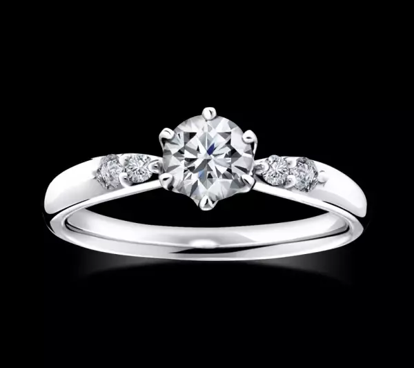 至高の輝きで永遠の愛を誓う『ダイヤモンド・プロポーズ』2022年の人気エンゲージリングとともにご紹介
