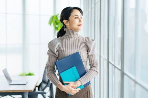 2023年の＜抱負＞なりたい理想の自分。5割以上が内面を、自立心のある人になりたいと回答。3割以上が外見を、フェミニン系女子になりたいと回答。