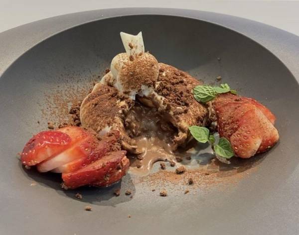 1日5個限定！クリスマス期間限定の新作フレッシュチーズ　チョコのブッラータ“チョコラータ”　LAREVES 金沢チーズプラッターにて12/25まで販売