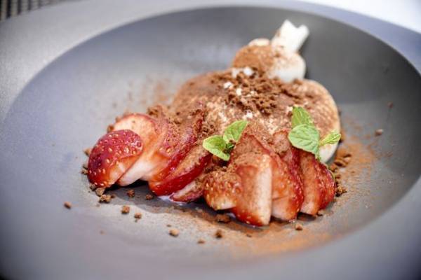 1日5個限定！クリスマス期間限定の新作フレッシュチーズ　チョコのブッラータ“チョコラータ”　LAREVES 金沢チーズプラッターにて12/25まで販売