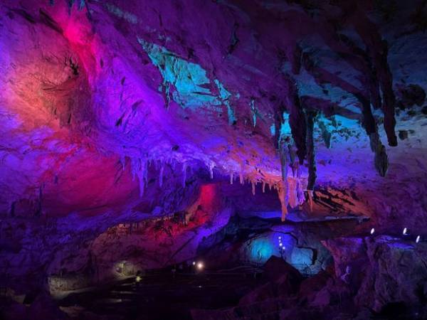 日本最大級の鍾乳洞「秋芳洞」カラーライトアップイベント開催！七色の光と音の饗宴を幻想的に演出！＜12/21～25、2/10～14＞