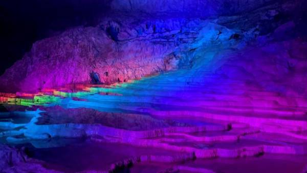 日本最大級の鍾乳洞「秋芳洞」カラーライトアップイベント開催！七色の光と音の饗宴を幻想的に演出！＜12/21～25、2/10～14＞