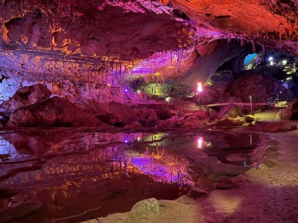 日本最大級の鍾乳洞「秋芳洞」カラーライトアップイベント開催！七色の光と音の饗宴を幻想的に演出！＜12/21～25、2/10～14＞
