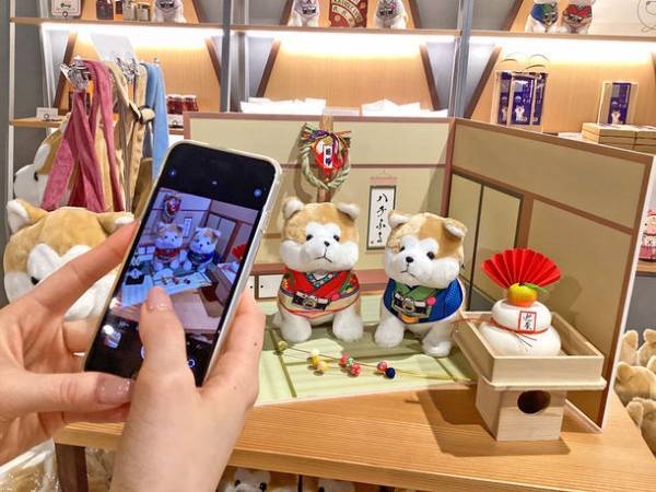 揃えて愛でたい大人気の「ハチふるぬいぐるみ」に着物バージョンが新登場！フォトスポットとして、ぬいぐるみサイズの“かまくら”や“和室”がぬい撮りファンに好評！