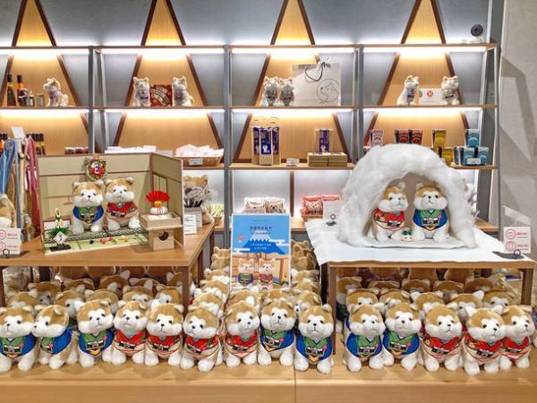 揃えて愛でたい大人気の「ハチふるぬいぐるみ」に着物バージョンが新登場！フォトスポットとして、ぬいぐるみサイズの“かまくら”や“和室”がぬい撮りファンに好評！