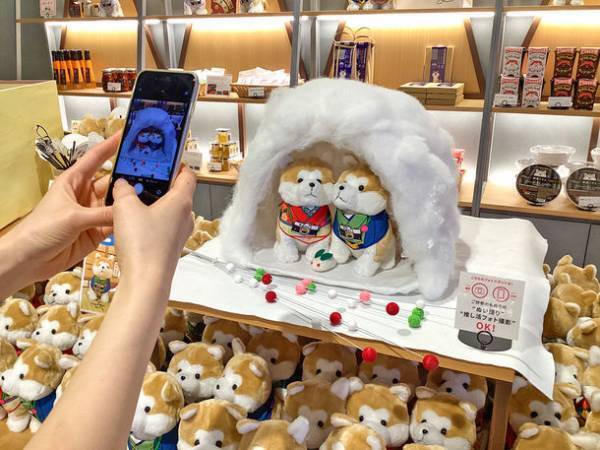 揃えて愛でたい大人気の「ハチふるぬいぐるみ」に着物バージョンが新登場！フォトスポットとして、ぬいぐるみサイズの“かまくら”や“和室”がぬい撮りファンに好評！