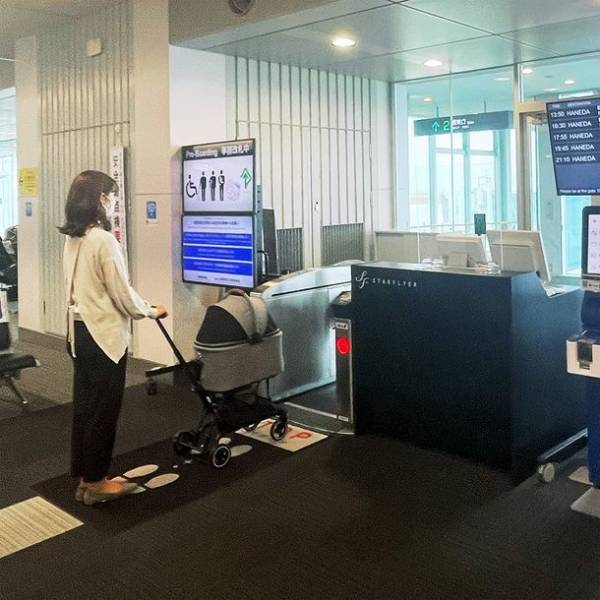空港も機内もペットカートでスムーズに移動！ペットとの楽しい空の旅を提案　スターフライヤーの機内ペット同伴サービス「FLY WITH PET !」にエアバギーのコンパクトカート「AIRBUGGY FITT SERIES WIZ(ウィズ)」が採用されました