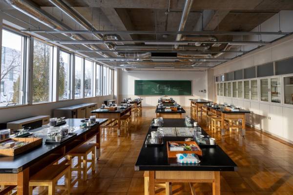 かたちのない「香り」を通して、自然と科学への理解を深める―北海道のスキンケアメーカーが、自社初の“香りを体感する施設”「香りのラボ」をOPEN