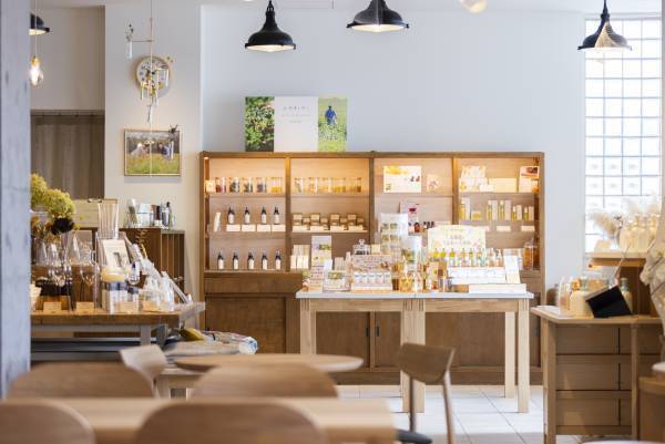 かたちのない「香り」を通して、自然と科学への理解を深める―北海道のスキンケアメーカーが、自社初の“香りを体感する施設”「香りのラボ」をOPEN