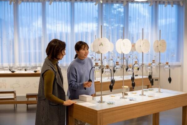 かたちのない「香り」を通して、自然と科学への理解を深める―北海道のスキンケアメーカーが、自社初の“香りを体感する施設”「香りのラボ」をOPEN