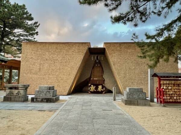 福岡県福岡市「鳥飼八幡宮」が205年ぶりに神殿建替え　原点回帰をコンセプトにした茅葺と巨石の「鳥飼様式」が完成