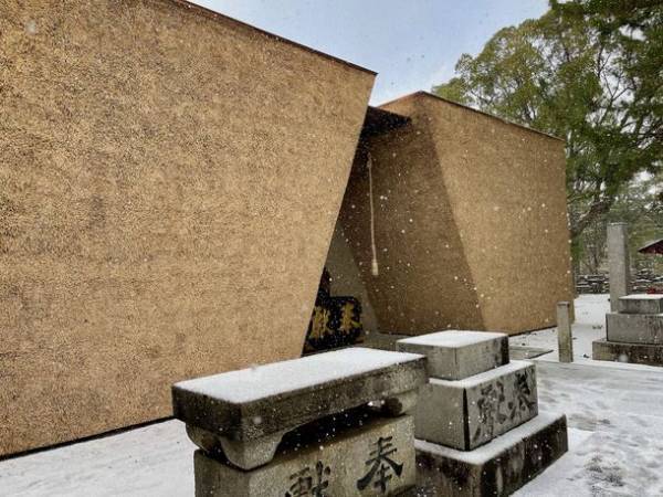 福岡県福岡市「鳥飼八幡宮」が205年ぶりに神殿建替え　原点回帰をコンセプトにした茅葺と巨石の「鳥飼様式」が完成