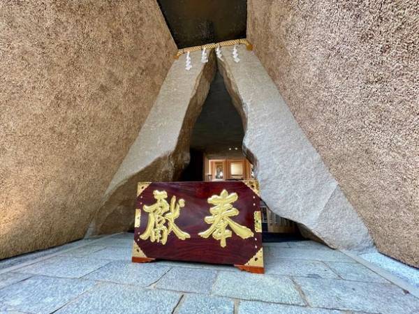 福岡県福岡市「鳥飼八幡宮」が205年ぶりに神殿建替え　原点回帰をコンセプトにした茅葺と巨石の「鳥飼様式」が完成