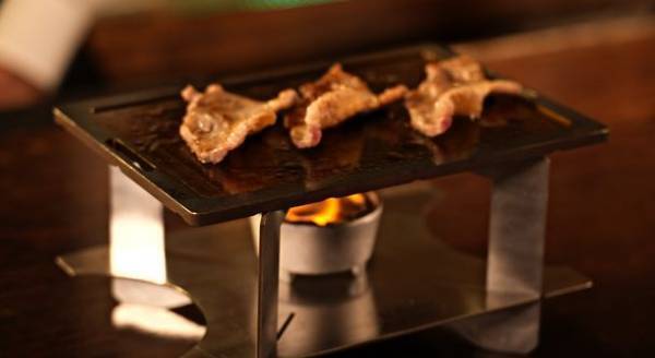 めがねの街鯖江発！精密金属加工メーカーの技術が詰まった肉焼き用極厚鉄板の新モデル！野外＆屋内使用の二刀流『覇鐵鉄板「嗜」』先行予約販売開始！