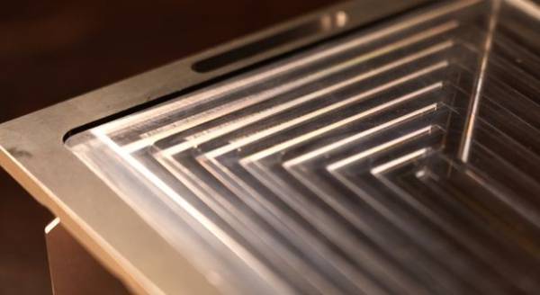 めがねの街鯖江発！精密金属加工メーカーの技術が詰まった肉焼き用極厚鉄板の新モデル！野外＆屋内使用の二刀流『覇鐵鉄板「嗜」』先行予約販売開始！