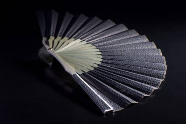 ダイヤにレザー、18K使用の「扇子」！若き起業家が立ち上げた日本発ブランドから新作発売