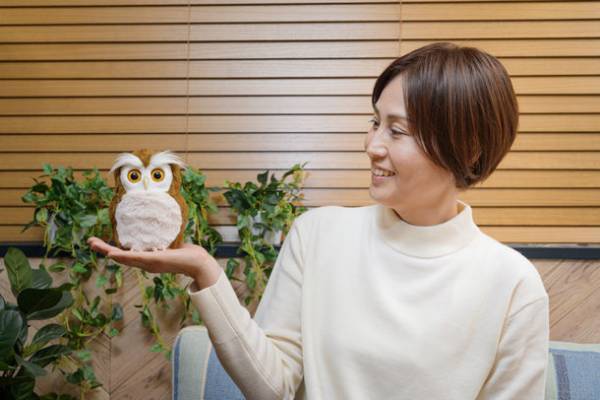 見た目も触り心地も本物そっくりで愛らしい手のひらサイズのペットロボット　開運アドバイザー「ハッピーふくろう」　2023年1月11日(水)発売