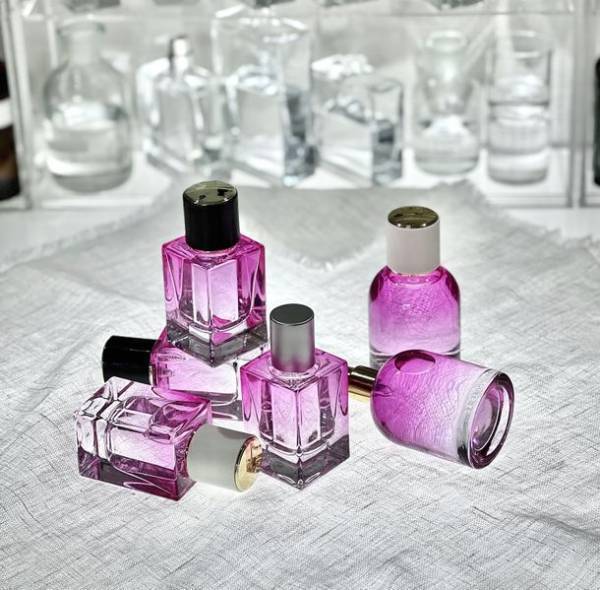 世界に一つだけのカスタマイズフレグランスに人気の新色ボトル「スタールージュ」が登場！