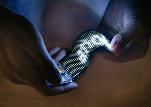 曲がるウェアラブルLEDディスプレイ「FLEX SIGN anode」　充電しながら使用できる改良版をリリース