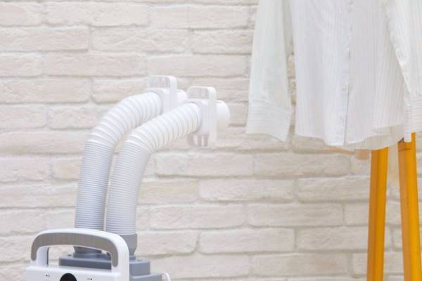 パワフルな高温風を送り込み、快眠環境を生み出す布団乾燥機『レイコップ ふとんドライヤー』1/17発売