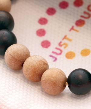 遠赤外線のチカラで体を温め、体の動きを快適にする木製アクセサリー「JUST TOUCH」を販売開始！どんな装いにもフィットするシンプルなデザイン