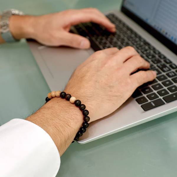 遠赤外線のチカラで体を温め、体の動きを快適にする木製アクセサリー「JUST TOUCH」を販売開始！どんな装いにもフィットするシンプルなデザイン