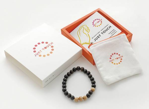 遠赤外線のチカラで体を温め、体の動きを快適にする木製アクセサリー「JUST TOUCH」を販売開始！どんな装いにもフィットするシンプルなデザイン