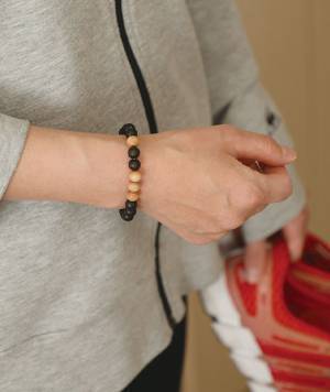 遠赤外線のチカラで体を温め、体の動きを快適にする木製アクセサリー「JUST TOUCH」を販売開始！どんな装いにもフィットするシンプルなデザイン