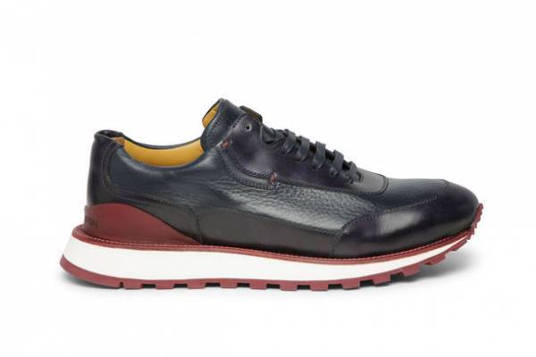 イタリアンレザーブランドの人気のモエナスニーカーに新色・ブラックが登場