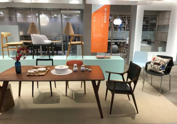 椅子を中心にした家具・インテリアの展示を新宿・OZONEで2023年2月7日まで開催