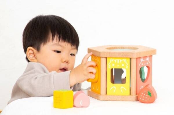 心と脳をはぐくむ0才からの知育玩具「はじめてのつみき もぐもぐボックス」を1月20日に発売