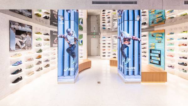 アーティスト 丸山純奈×アシックス中国 コラボ商品が発売！中国店舗＆ECサイトで取扱いスタート　2月6日(月)まで上海での展示も開催