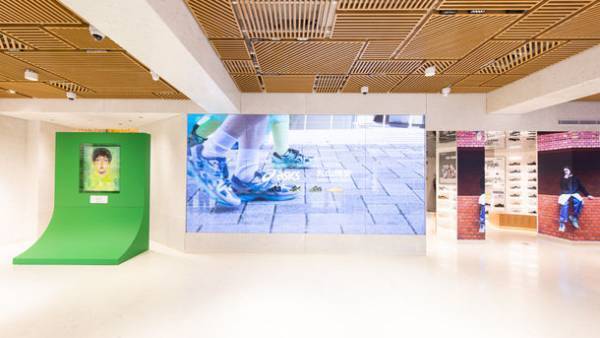 アーティスト 丸山純奈×アシックス中国 コラボ商品が発売！中国店舗＆ECサイトで取扱いスタート　2月6日(月)まで上海での展示も開催