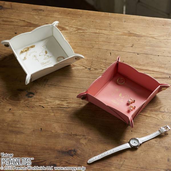 【PEANUTS】スヌーピーデザインのサイエンス雑貨と小物入れ＆トレー、ピーナッツの仲間たちをあしらったスマホスタンドトレー全5商品が2023年1月に発売！