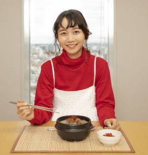 Qoo10 Presents「ドラマ観ながら、なに食べよ？」　三戸 なつめも大満足！「お肉がホロホロ♪」栄養満点のソルロンタンで、真冬の健康をサポート