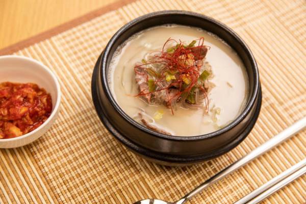 Qoo10 Presents「ドラマ観ながら、なに食べよ？」　三戸 なつめも大満足！「お肉がホロホロ♪」栄養満点のソルロンタンで、真冬の健康をサポート