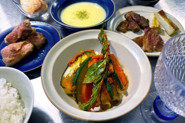 「abrAsus hotel Fuji」が「豚組」とのコラボ料理をスタート！1日1組限定のプライベートホテルで、最上級の体験を。