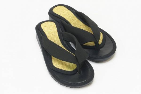 国産のい草を使用し職人が手作りしているロングセラー商品≪足ゆび運動ぞうり≫がシリーズ販売数11万足を突破！