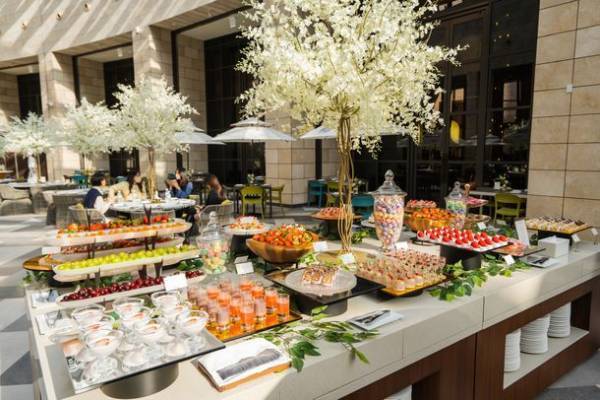 韓国有名アイドルグループBIGBANG出身のトップ(T.O.P)がプロデュースする話題のワインブランドとコラボしたイチゴビュッフェを「パラダイスシティ」で披露