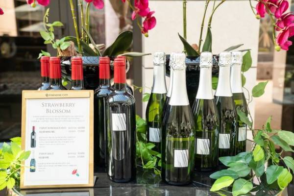 韓国有名アイドルグループBIGBANG出身のトップ(T.O.P)がプロデュースする話題のワインブランドとコラボしたイチゴビュッフェを「パラダイスシティ」で披露