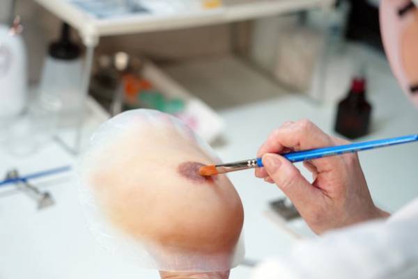 ナチュラルブレストが、乳がん患者向けの人工乳房の“海外からの直接受注体制”と“写真で人工乳房に色付けする技術”を確立