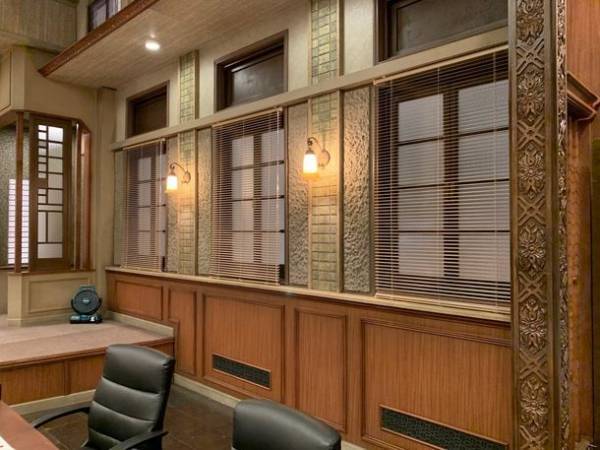 窓辺の総合インテリアメーカー、トーソー株式会社が映画「イチケイのカラス」に美術協力