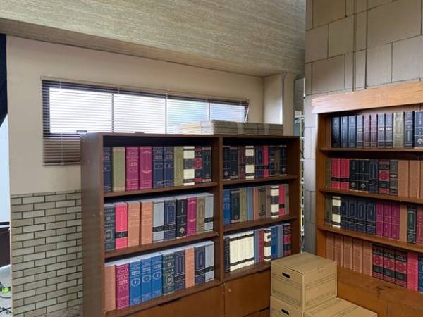 窓辺の総合インテリアメーカー、トーソー株式会社が映画「イチケイのカラス」に美術協力