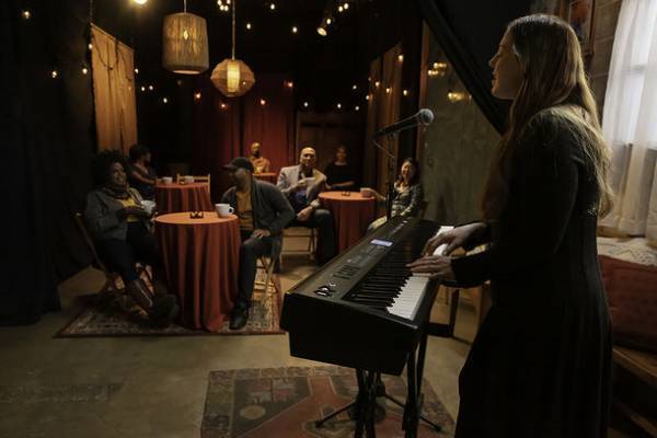 本格的なピアノ音色とタッチ感、エンターテインメント機能も兼ね備えたポータブル・ピアノ発売